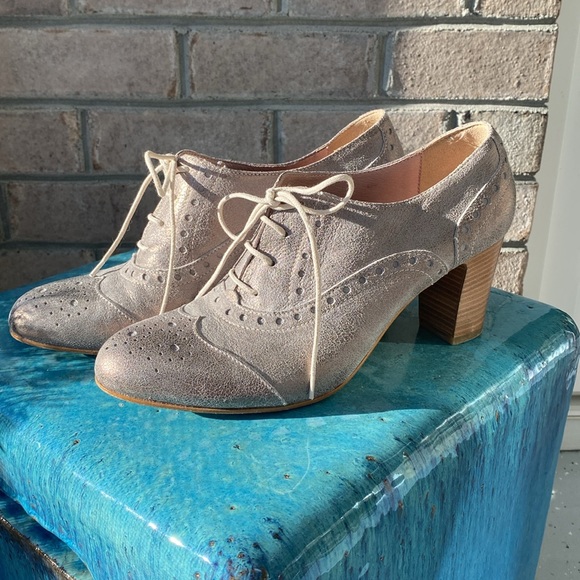 Shimmering Silver Italian Leather Wingtip Heels - Picture 3 of 13